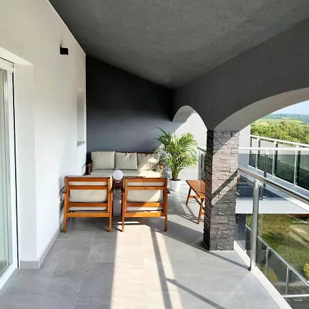 Black Diamond Apartment *