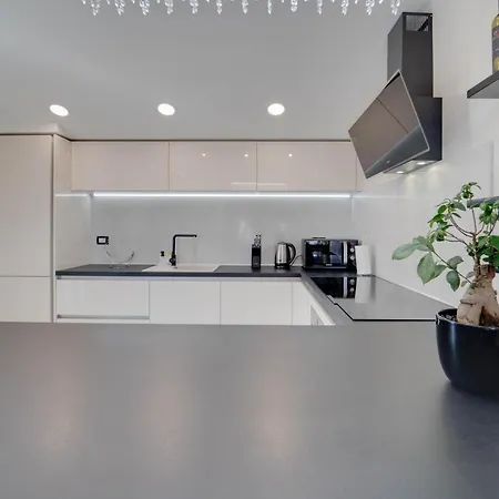 Black Diamond Apartment *