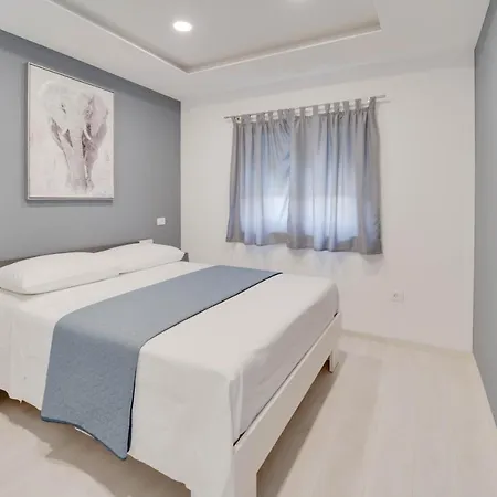 Black Diamond Apartment *