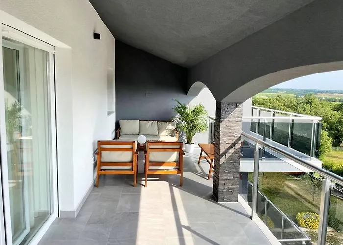 Black Diamond Apartment *