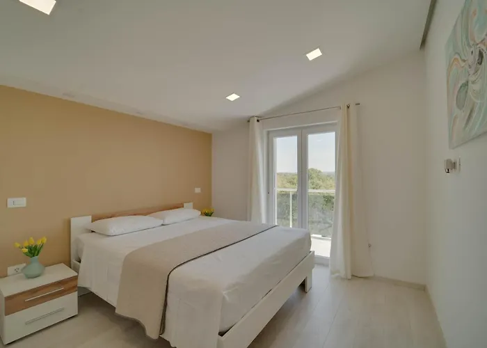 Black Diamond Apartment *