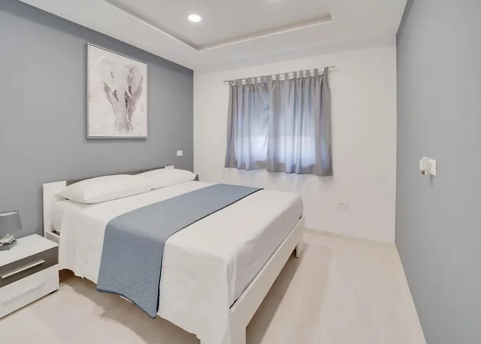 Black Diamond Apartment *